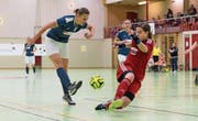 Oben: Stefanie Häfliger vom Futsal Club Luzern versucht, den Ball an ihrer Gegenspielerin vorbeizuspielen. Unten: Es locken nicht nur Pokale, manchmal müssen auch Schmerzen und Verletzungen hingenommen werden. (Bilder: Roger Grütter (Wolhusen, 21. Januar 2018))