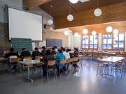 Deutschunterricht im Bundesasylzentrum Glaubenberg: Künftig muss der Kanton Obwalden dort auch ein Grundschulangebot organisieren. (Archivbild) (Bild: KEYSTONE/ALEXANDRA WEY)