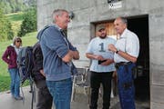 Zwei Bahnbesitzer im Gespräch: Alois Odermatt (Sinsgäu-Bahn, Alpgenossenschaft Sinsgäu) links und Sepp Durrer (Spiesbahn) rechts. In der Mitte Franz Zumbühl, Stans, eines von 650 Mitgliedern. (Bild: pd)