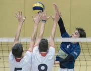 Der Luzerner Oliver Melle (rechts) versucht den Zweierblock der Dragons Lugano zu überspielen. (Bild: Pius Amrein (Luzern, 16. Dezember 2017))