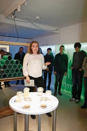 Carole Waldvogel in ihrer Ausstellung. Vor ihr ein Tisch mit Abwasserproben. (Bild: Marion Wannemacher (Sarnen, 13. Dezember 2017))