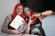 Schwärmen auch heute noch immer ein wenig für Paddy Kelly: Daniela Imhof (links) und Claudia Walker. (Bild: Carmen Epp (Altdorf, 28. Februar 2018))
