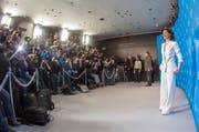 Die französische Schauspielerin Juliette Binoche im Blitzlicht-Gewitter der Pressefotografen. (Bild: Keystone)