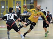 Der Altdorfer Torschützenleader Mario Obad (am Ball) ist morgen gegen Basel besonders gefordert. (Bild: Urs Hanhart (Altdorf, 27. November 2017))