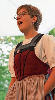Petra Gander bei ihrem ersten Auftritt als Solojodlerin am Obwald – mit einem Lied für Frau Landammann. (Bild: Romano Cuonz (Giswil, 5. Juli 2017))