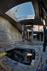 Symbolbild einer Baustelle: Im Gerichtsfall geht es um einen Kranführer, der in eine Baugrube gefallen ist. (Bild: Stefan Kaiser)