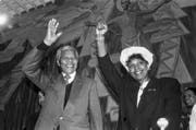 Der südafrikanische Nelson Mandela und seine Frau Winnie Madikizela-Mandela eröffnen am 9. Juni 1990 im Oekumenischen Zentrum des Weltkirchenrates in Genf einen Empfang der Schweizer Anti-Apartheid-Bewegung AAB. (Bild: Keystone)