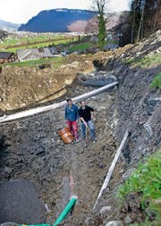 Heinz Barmettler (rechts) und Robi Kaufmann auf der Baustelle für ihr Wasserkraftwerk. (Bild Corinne Glanzmann)