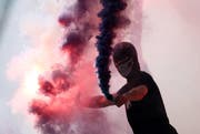 Ein vermummter Fussball-Fan mit Pyro. (Bild: Philipp Schmidli)