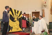 Ein Höhepunkt des Trachtenfests: Fahnengötti Hans Arnold, Fahnengotte Madlen Walker, Kantonalpräsidentin Martha Zwyssig und Pfarrer Daniel Guillet bei der Segnung der neuen Fahne. (Bild: Robi Kuster (Spiringen, 29. April 2017))