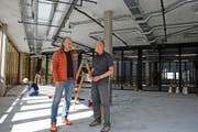 Philipp Felder, Inhaber von Titlis Sport, mit Mediensprecher Peter Reinle (rechts) im künftigen Laden auf Trübsee. (Bild: Philipp Unterschütz)