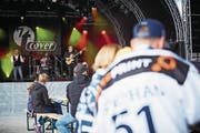 Drei Tage in Festlaune: Hunderte Zuger und Fans des EVZ feiern am Jubiläumsfest den 50. Geburtstag ihres Vereins. (Bild: Jakob Ineichen (Zug, 2. September 2017))