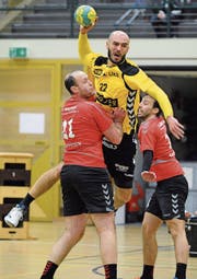 Altdorfs Spielertrainer Mario Obad war gegen Steffisburg siebenmal erfolgreich. Bild: Urs Hanhart (Altdorf, 28. Januar 2017)