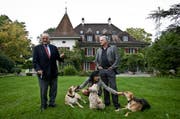 Andrea von Planta übergibt am 15. Oktober die Schlüssel an Ariel Lüdi und seine Partnerin Natalie Hunold. Auch die Hunde Mister, Wuschel und Drummer ziehen auf das Anwesen. (Bild: Alexandra Wey / Neue ZZ)
