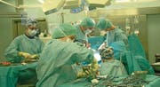 Eine Operation im Spital Schwyz. Bild: Andreas Seeholzer