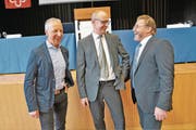 Albert Gabriel, Pius Odermatt und Peter Truttmann freuen sich über ihren politischen Erfolg. (Bild: Romano Cuonz (Ennetbürgen, 19. Mai 2017))