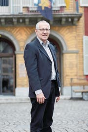 Josef Schuler vor einem seiner liebsten Kulturstätten des Kantons Uri, dem Theater Uri in Altdorf. (Bild: Florian Arnold (12. März 2018))