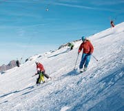 Skifahrer auf der Gletscherpiste. (Bild: Roger Grütter (Titlis, 1. November 2016))