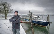 «2004 spontan gekauft»: Mick Baumgartner vor seinem Ausflugsschiff Aurora. (Bild: Pius Amrein (Hertenstein, 15. Februar 2018))