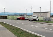 Mit dem Bau eines Mehrzweckstreifens wird das Abbiegen ins Industriegebiet Nord künftig sicherer.