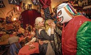 Im Rausch der Sinne: Auch im Luzerner Stadtkeller geht es während der Fasnacht hoch her. (Bild: Boris Bürgisser (Donnerstag, 8. Februar 2018))