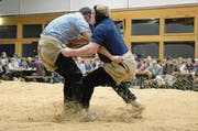 Marcel Mathis (links) bezwingt im Schlussgang Lutz Scheuber mit einem inneren Haken. (Bild: Beat Christen (Engelberg 25. März 2017))