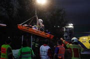 Die Patientin wird zurück auf die Strasse geholt. (Bild: Geri Holdener, Bote der Urschweiz)