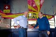 Philipp Sturm und Daniel Geissmann (rechts) vor dem PC-6 «Yeti» im Verkehrshaus.Bild: Nadia Schärli (Luzern, 17. Oktober 2016)