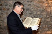 Franz Enderli blättert im Weissen Buch von Sarnen. (Bild: Romano Cuonz / Neue NZ)