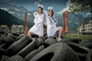 Harren der Dinge, die da kommen: Beatrice Gander (links) und Judith Odermatt in noch blütenweissen Kleidern. (Bild Pius Amrein)