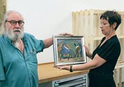 Der Künstler Urs Huber übergibt Barbara Zürcher das Danioth-Werk. (Bild: Markus Zwyssig (Altdorf, 23. Juni 2017))