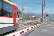 Ein Zug fährt in den Bahnhof Dallenwil ein. (Bild: Corinne Glanzmann (10. April 2018))
