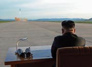 Kim Jong Un verfolgt am 16. September 2017 einen Raketentest. (Bild: EPA)