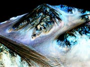 Bilder vom Mars zeigen dunkle, schmale Streifen, die möglicherweise durch strömendes Salzwasser gebildet wurden. (Bild: /AP NASA)