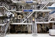 Die blossen Ausmasse der Papiermaschine PM 7 in Perlen sind gigantisch. 10 000 Tonnen schwer ist der Koloss, der eine 220 Meter lange Fabrikhalle ausfüllt. Seit 2010 ist die Maschine in Betrieb, dank ihr konnte die Produktion massiv gesteigert werden. (Bild: Manuela Jans / Neue LZ)