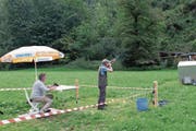 Noldi Odermatt erwischt beim Tontaubenschiessen sämtliche Tontauben mit einem Schuss. (Bild: Richard Greuter)