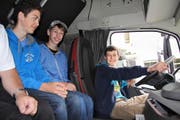 Die Oberstufenschüler aus Bürglen durften selber in einer Fahrerkabine Platz nehmen. (Bild Paul Gwerder)