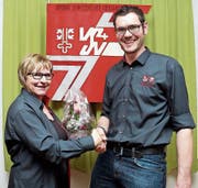 Präsidentin Pia Graf mit dem neuen Ehrenmitglied Beat Stöckli. (Bild: Karl Graf (Giswil, 19. Januar 2018))