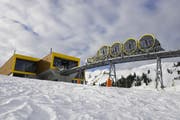 Die neue Stoos-Bahn fährt bei der Bergstation ein. (Bild: PD)