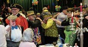 Der Frohsinnvater geniesst mit den Senioren die Polonaise. (Bild: Richard Greuter (Stans, 15. Februar 2017))
