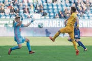 Das einzige Tor der Partie: Miralem Sulejmani (in Gelb) lupft den Ball über FCL-Goalie Jonas Omlin hinweg. (Bild: Urs Flüeler/Keystone (Luzern, 22. Oktober 2017))