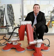 Toni Niederberger zieht mit seiner Firma von Nidwalden weg, das Spin-off Serbot AG (Bild), das Roboter für Reinigungen von Fassaden und Solarpanels entwickelt, bleibt vorerst in Buochs. (Archivbild: Nidwaldner Zeitung)