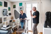 Jedes Objekt erzählt eine persönliche Geschichte: Ruth und Jürg Nyffeler in ihrem Wohnzimmer, der eigentlich ein Showroom ist. (Bild: Nadia Schärli (Erstfeld, 27. Juli 2017))