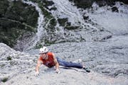 Der Bürgler Free-Solo-Speedkletterer Dani Arnold hat die 650 Meter lange Via Carlesso in den Dolomiten allein und ungesichert in 68 Minuten bezwungen. (Bild Mammut)