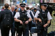 Die britischen Boulevard-Medien und Politiker schüren Hass gegen Migranten. Deshalb sei es zu einem Anstieg an rassistisch motivierten Übergriffen gekommen. Im Symbolbild: Britische Polizisten im Einsatz in London. (Bild: AP Photo/Frank Augstein)