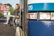 Manuela Leemann testet die neue, barrierefreie Bushaltestelle Seeblick in Hünenberg. (Bild: Patrick Hürlimann (15. September 2017))