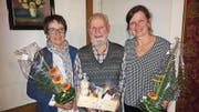 Martin Indergand nahm 2017 zum 50. Mal am Rütlischiessen teil. An seiner Seite die beiden Schützenhauswirtinnen Karin König (links) und Anita Walker. (Bild: Andreas Walker (Erstfeld, 21. Januar 2018))