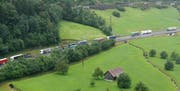 Lastwagen-Kolonne hinter dem Unfall. (Bild: helinews.ch)