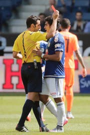 Es ist das prägende Bild für die Vorrunde des FC Luzern, der am 13. September durch die rote Karte für Dario Lezcano in seiner sportlichen Entwicklung zurückgeworfen wurde. (Bild: Keystone / Alexandra Wey)
