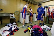 Das Damen- und das Herrenteam aus England haben sich in der Zivilschutzanlage beim Schulhaus Sternmatt II einquartiert. Die Sportlerinnen und Sportler fühlen sich hier ganz wohl. (Bild: Stefan Kaiser / Neue ZZ)